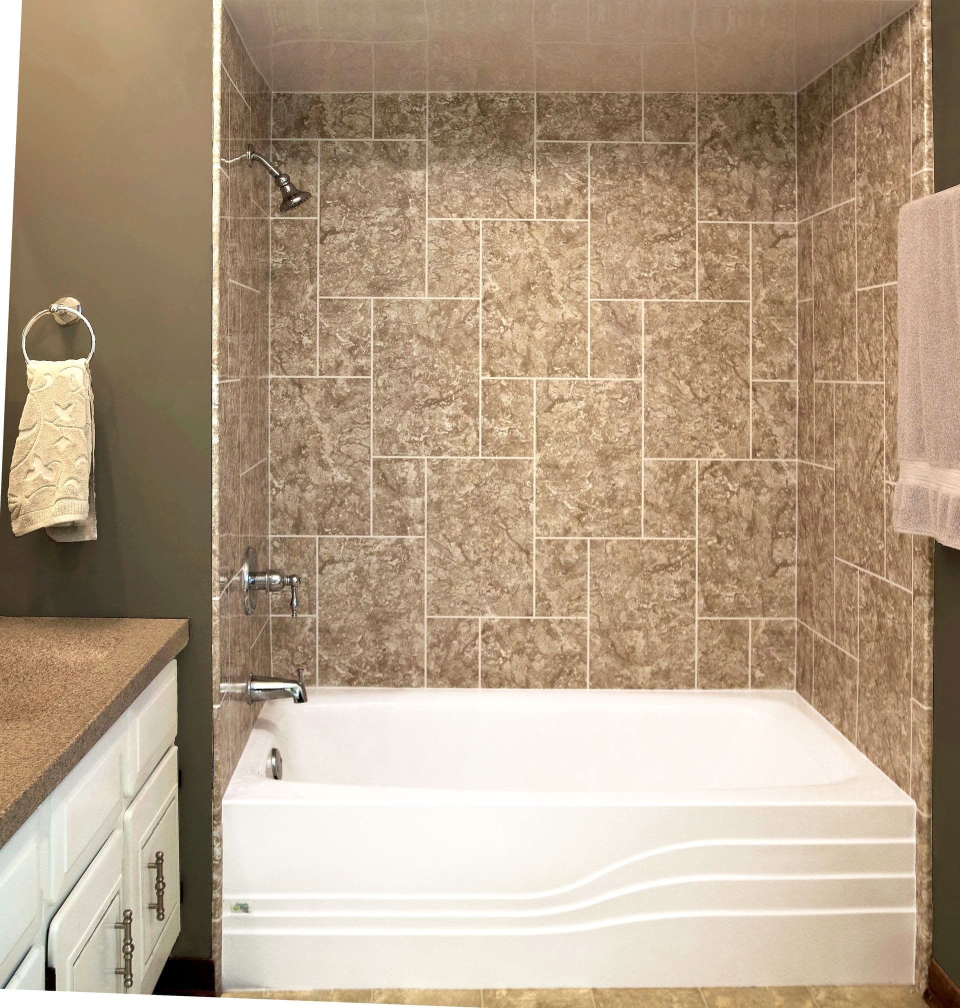 Sandalwood Hopscotch Etched wall White Surf Tub